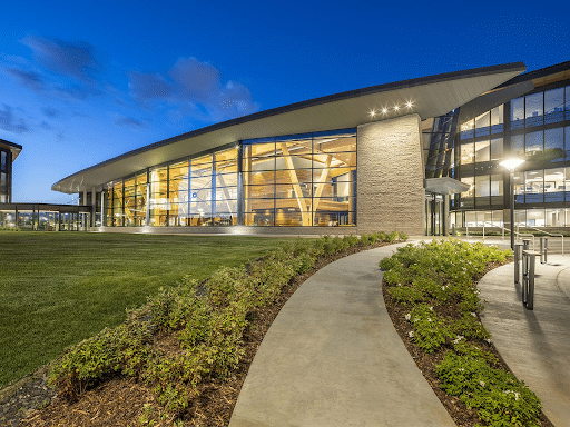 A campus building with a modern architectural style featuring insulated glass windows from Vitrum Glass Group.