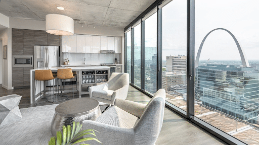 A Guardian Glass SunGuard window that provides extensive views and a subtly reflective exterior for a luxurious residential building in St. Louis. 